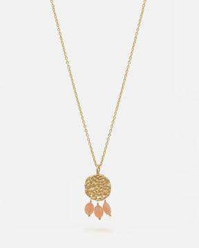 Primer plano del collar bañado en oro de 18 quilates con una pieza circular martillado con tres piedras semipreciosas en forma de gota en Cuarzo Melocotón sobre fondo blanco de Isla Vurma