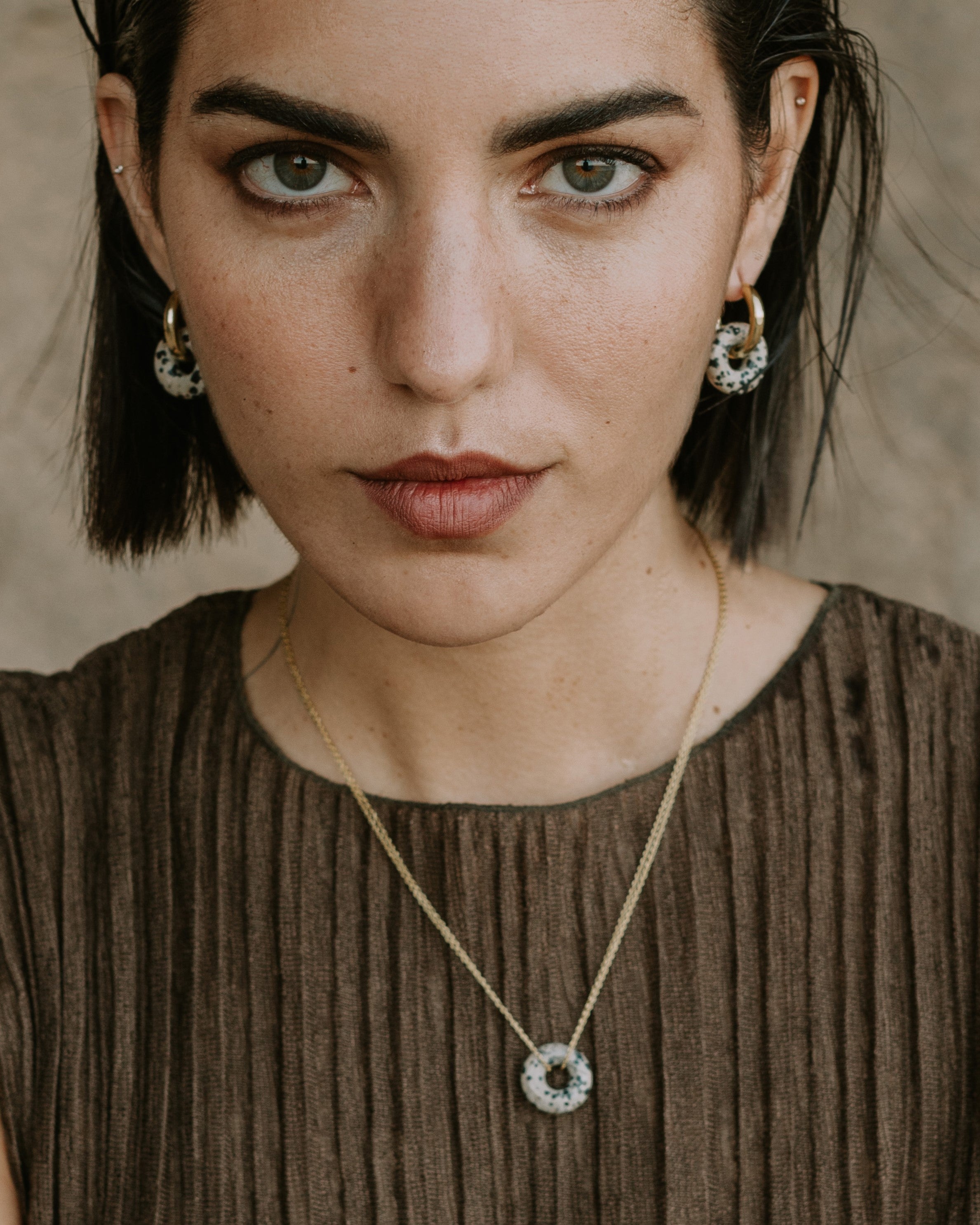 Conjunto de pendientes y collar con Jaspe Dálmata natural, diseño de Isla Vurma