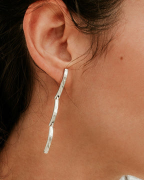 Pendientes Dácil bañados en Plata de Ley y formados por tres piezas rectangulares alargadas que se entrelazan 