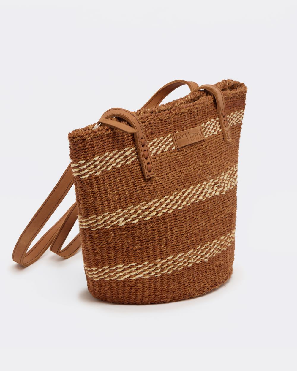 Bolso de sisal artesanal en color tierra con rayas diagonales beige - bolso de hombro sostenible de Isla Vurma, ideal para verano y estilo boho natural