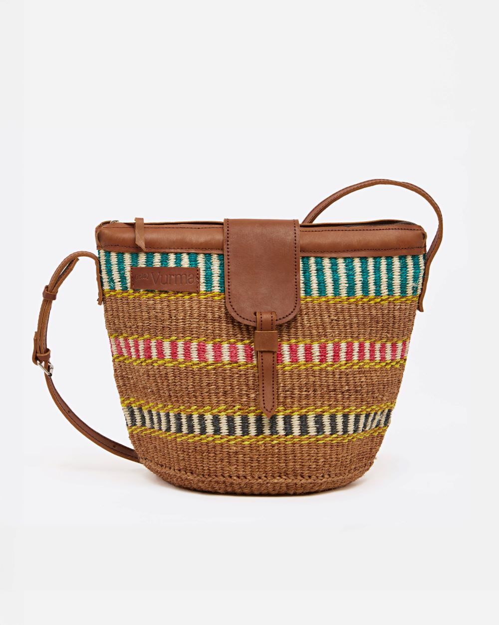 Bolso bandolera de sisal con cierre de cuero y rayas multicolor - bolso artesanal de Isla Vurma, sostenible y vibrante, ideal para looks boho de verano
