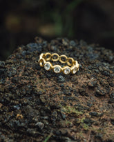 Anillo Infinito Rose de Isla Vurma sobre roca natural volcánica