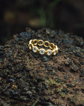 Anillo Infinito Rose de Isla Vurma sobre roca natural volcánica