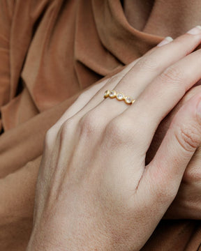 Anillo Infinito Rose con cuarzo rosa puesto en una mano