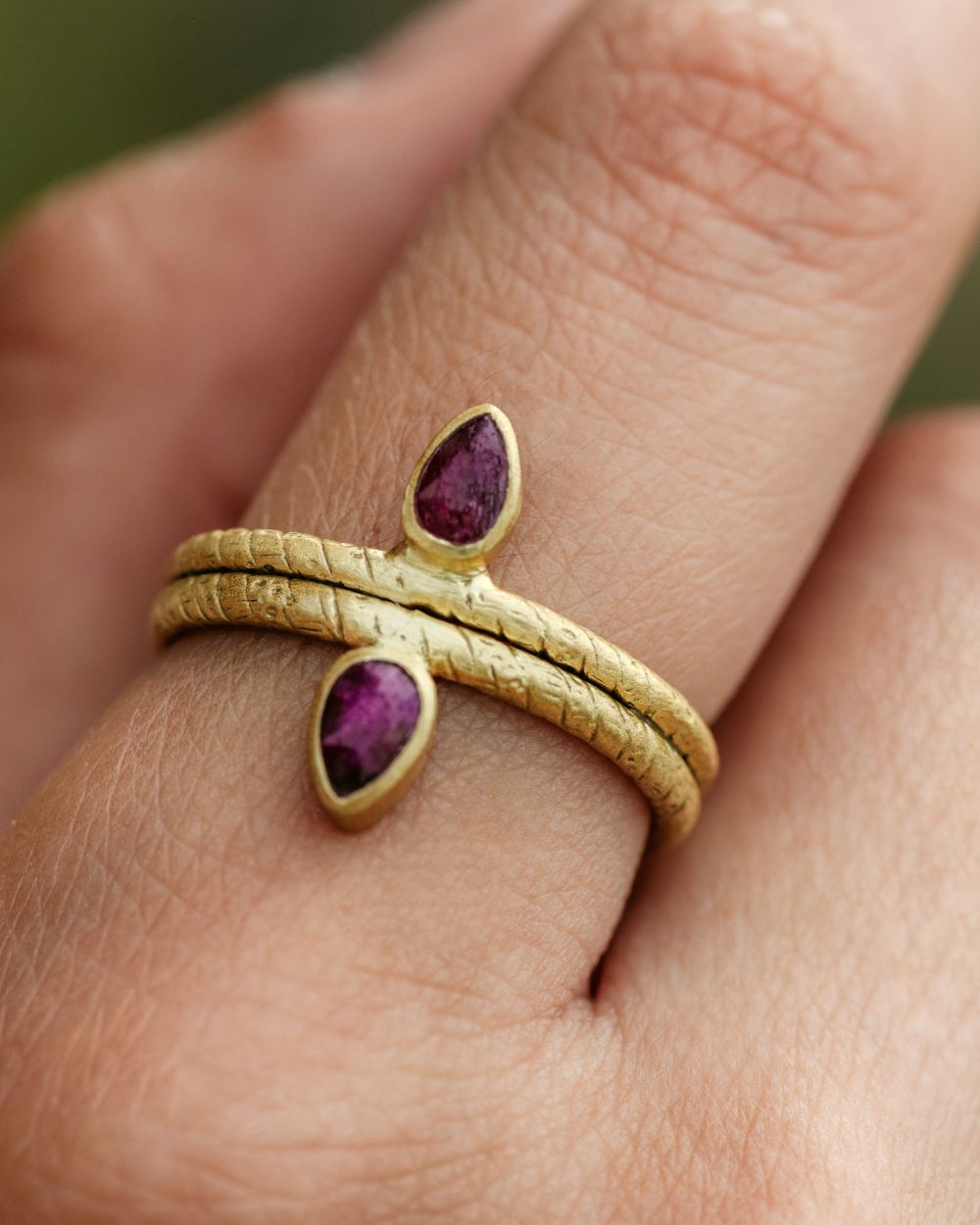 Anillo Isora Rubi piedra semipreciosa color fucsia