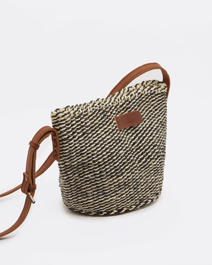 Bolso bandolera tamaño mediano de sisal en blanco y negro con diseño trenzado - bolso keniata artesanal de Isla Vurma con correa de cuero ajustable, perfecto para un estilo urbano, bohemio y sostenible
