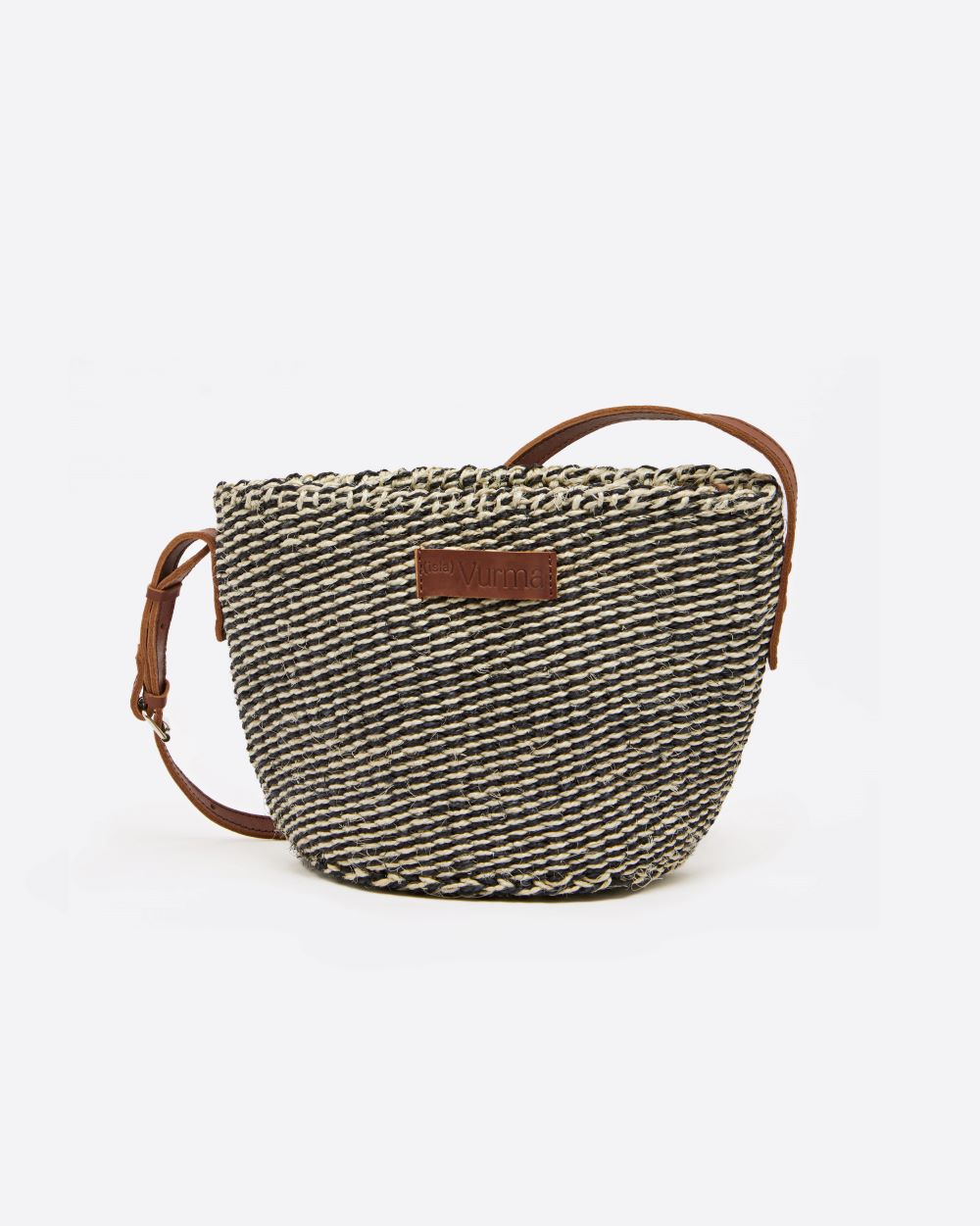 Bolso bandolera de sisal en blanco y negro con diseño trenzado - bolso keniata artesanal de Isla Vurma con correa de cuero ajustable, perfecto para un estilo urbano, bohemio y sostenible