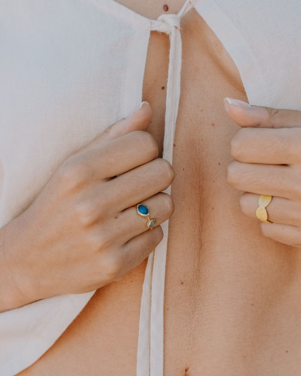 Modelo que lleva en una mano el anillo Diana en tonalidad azulada y el anillo Lía, ambos diseños exclusivos de Isla Vurma 