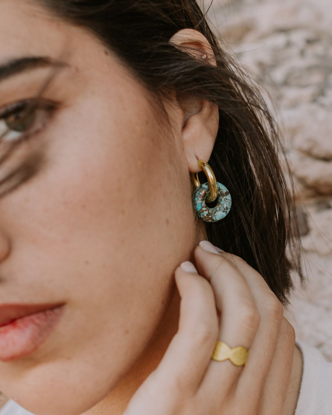 Modelo con aro acabado en Oro de 18 quilates y turquesa natural y que contiene una tonalidad azulada y celeste