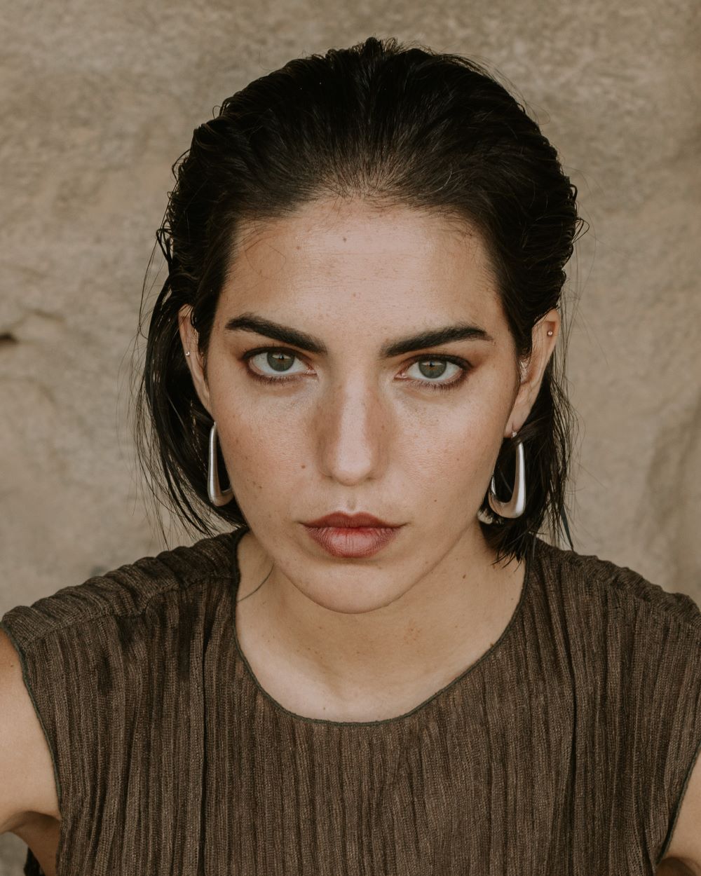 Modelo con aros rectangulares de Isla Vurma elaborados con latón y bañados en Plata de Ley.