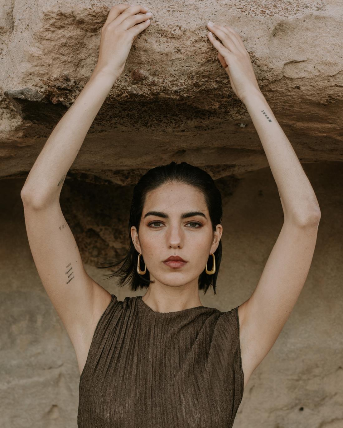 Modelo con aros cuadrados de tamaño grande, diseño de Isla Vurma