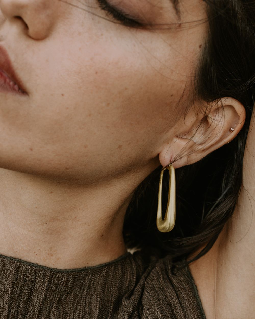 Modelo con aros dorado Anita de Isla Vurma, diseñados exclusivamente en Mallorca