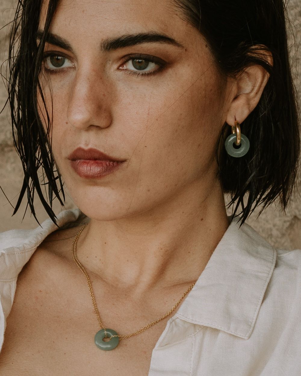 Modelo con collar con aventurina verde y aros, diseño exclusivo de Isla Vurma