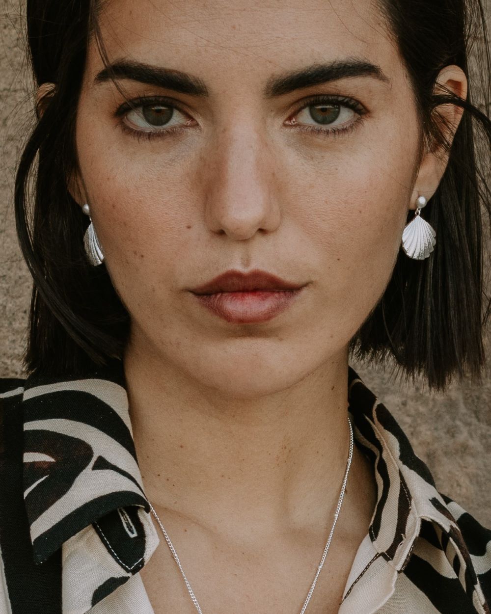 Modelo que lleva puestos los pendientes clara de Isla Vurma en tonalidad plateada