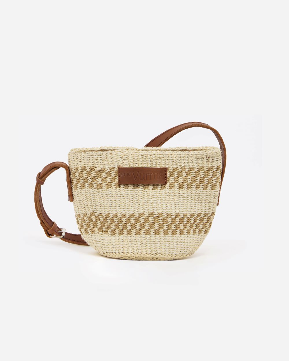 Bolso bandolera tamaño pequeño de sisal natural con diseño étnico en tonos beige - bolso artesanal de Isla Vurma con correa de cuero ajustable, ideal para looks veraniegos y estilo boho casual