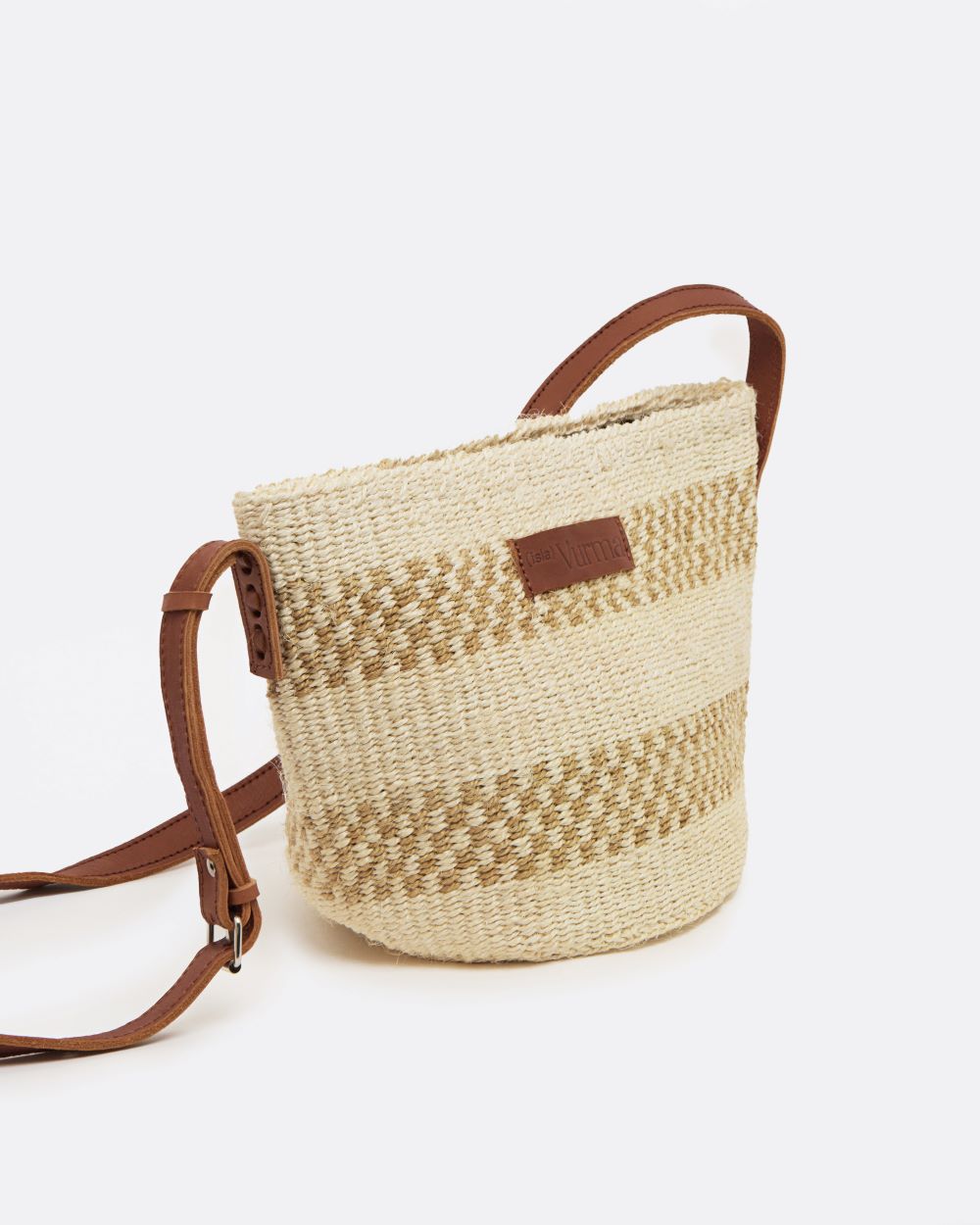 Bolso bandolera tamaño mediano de sisal natural con diseño étnico en tonos beige - bolso artesanal de Isla Vurma con correa de cuero ajustable, ideal para looks veraniegos y estilo boho casual