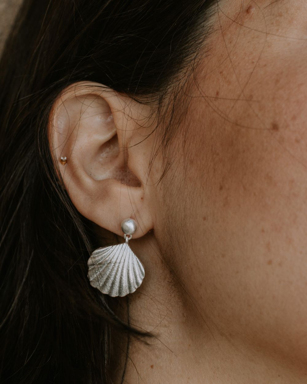Pendientes Clara de IslaVurma con forma de concha y diseñados en Mallorca