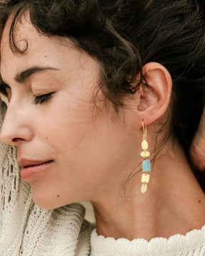 Pendiente dorado con piezas geométricas irregulares y una piedra semipreciosa Aqua Calcedonia 