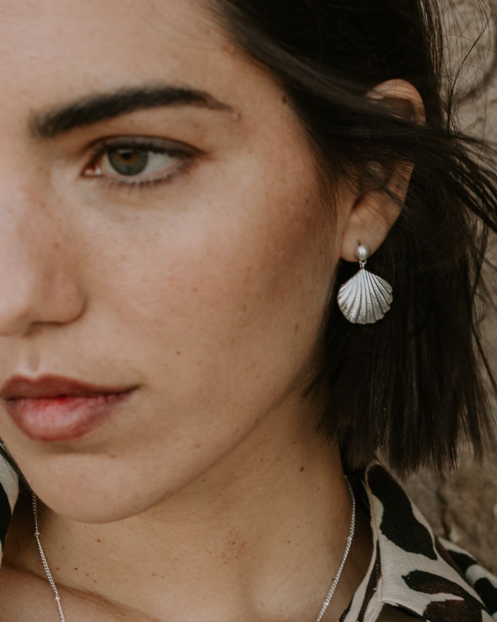Pendientes en forma de concha en tono plateado de Isla Vurma con acabado satinado