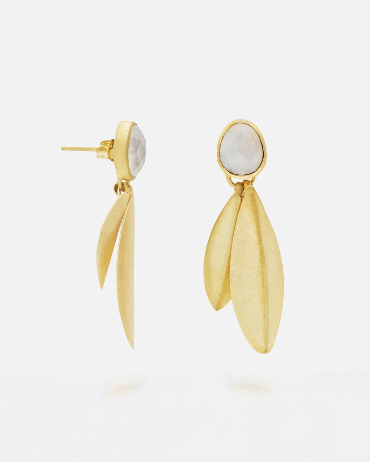 Pendientes artesanales con piedra luna y forma orgánica dorada - pendientes sostenibles de Isla Vurma, elegantes y minimalistas para un look natural y sofisticado