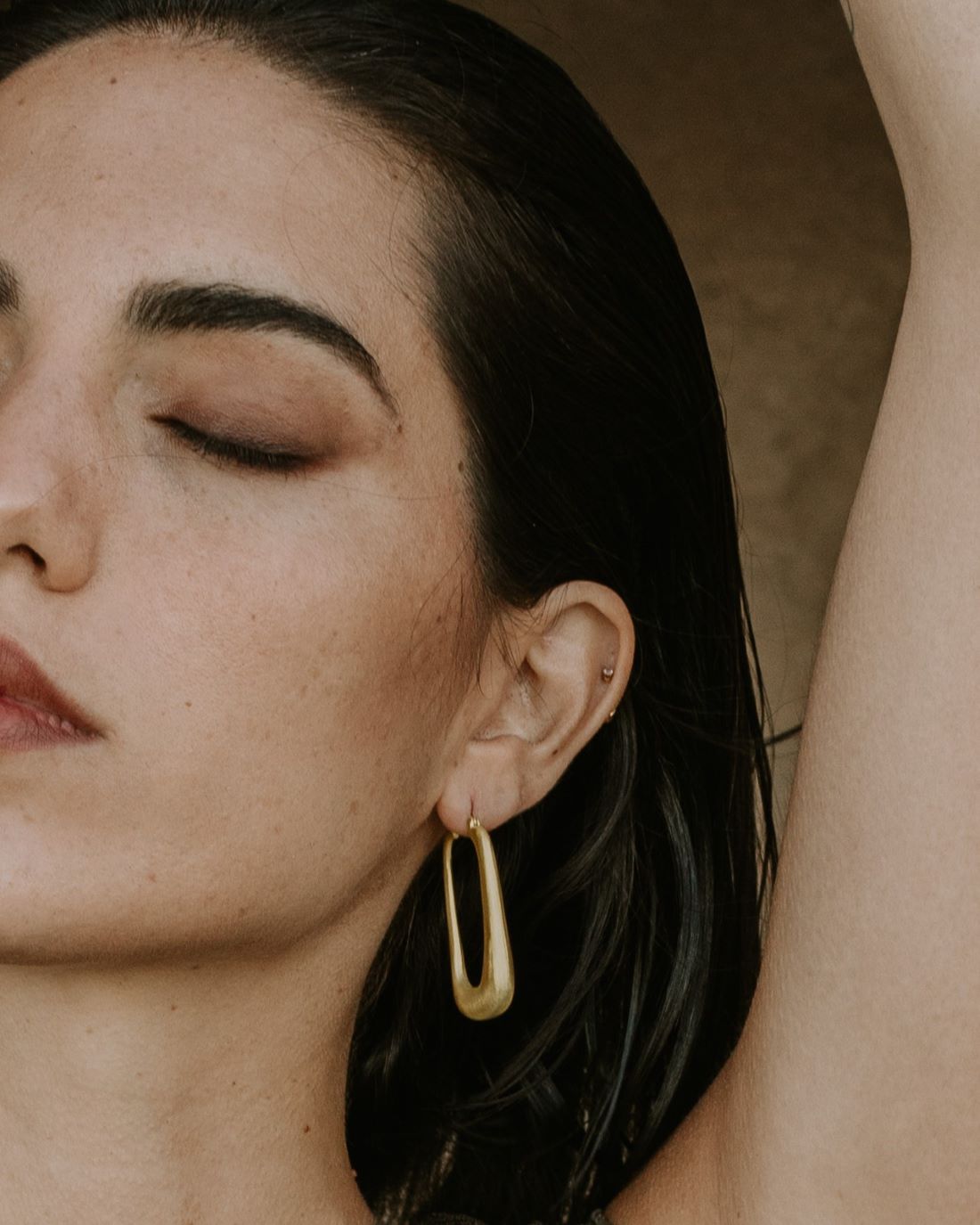 Pendientes dorados artesanales con forma geométrica ovalada - joya sostenible de Isla Vurma con diseño elegante y contemporáneo, ideal para un look sofisticado