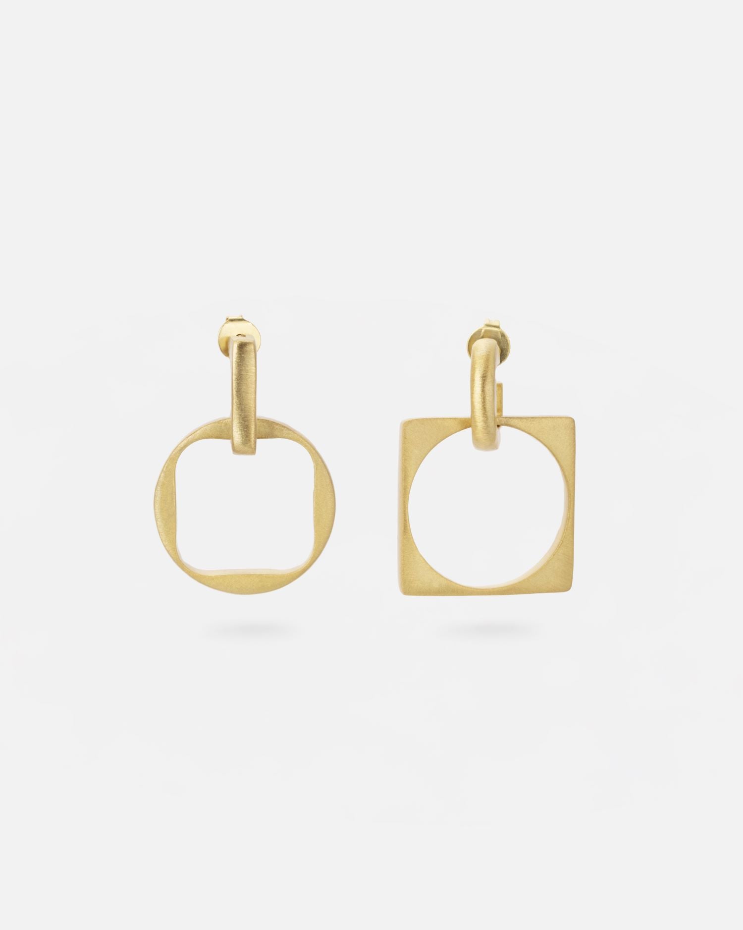 Pendientes asimétricos de latón  bañados en Oro 18 quilates Jimena