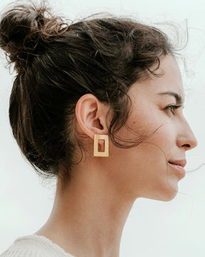 Pendientes Nisa con Modelo bañados en Oro de 18K