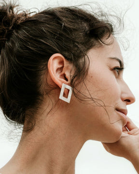 Pendientes Nisa bañados en Plata de Ley diseño de Isla Vurma