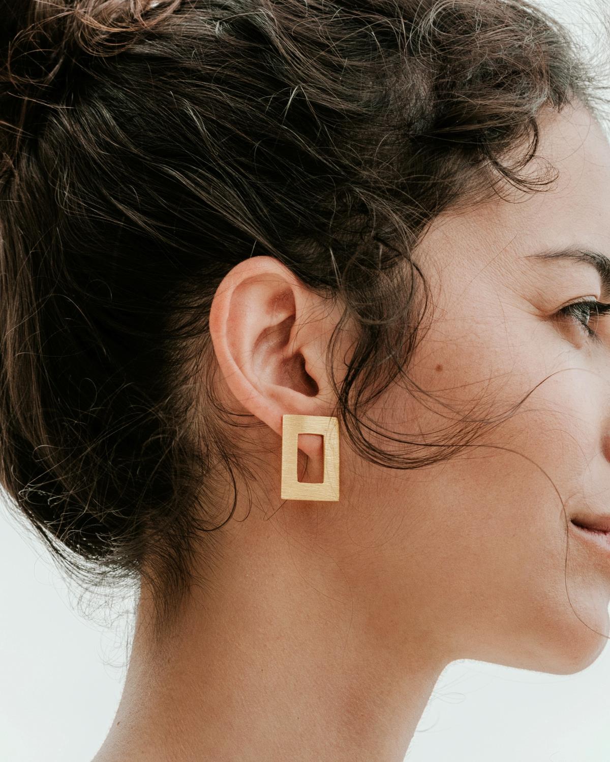 Pendientes Nisa bañados en Oro de 18K con diseño arquitectónico y minimalista