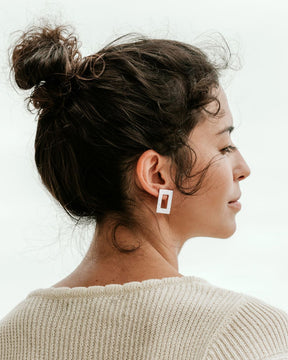 Pendientes Nisa de diseño rectangular bañados en Plata de Ley