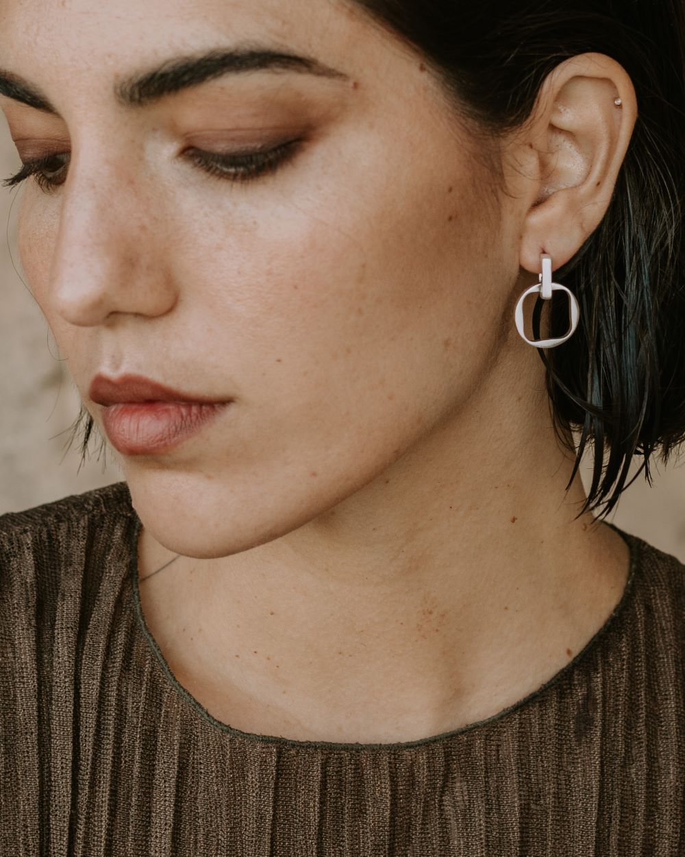 Pendientes asimétricos de latón  bañados en Plata de Ley Jimena