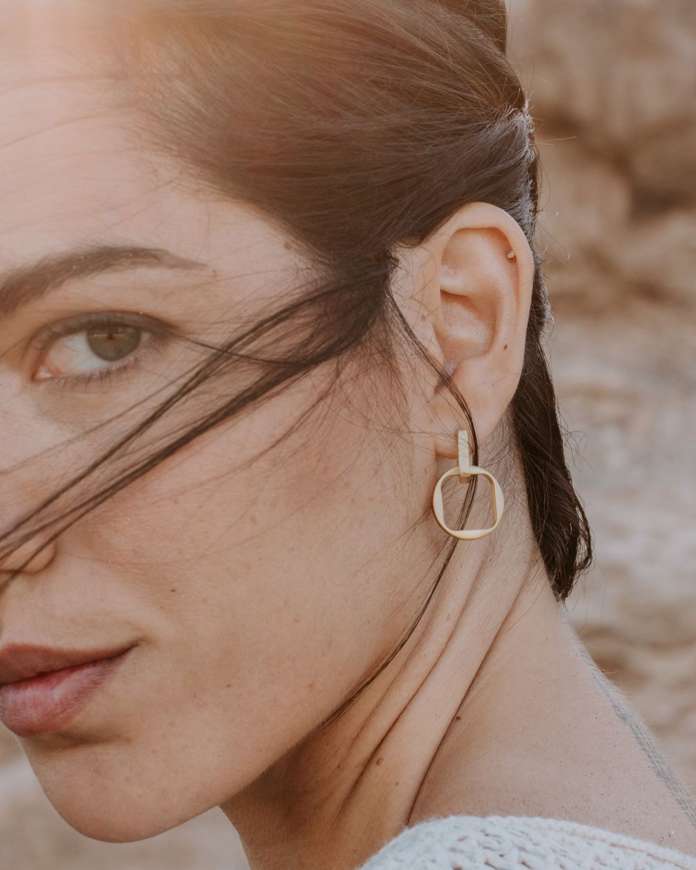 Pendientes asimétricos de latón  bañados en Oro 18k Jimena