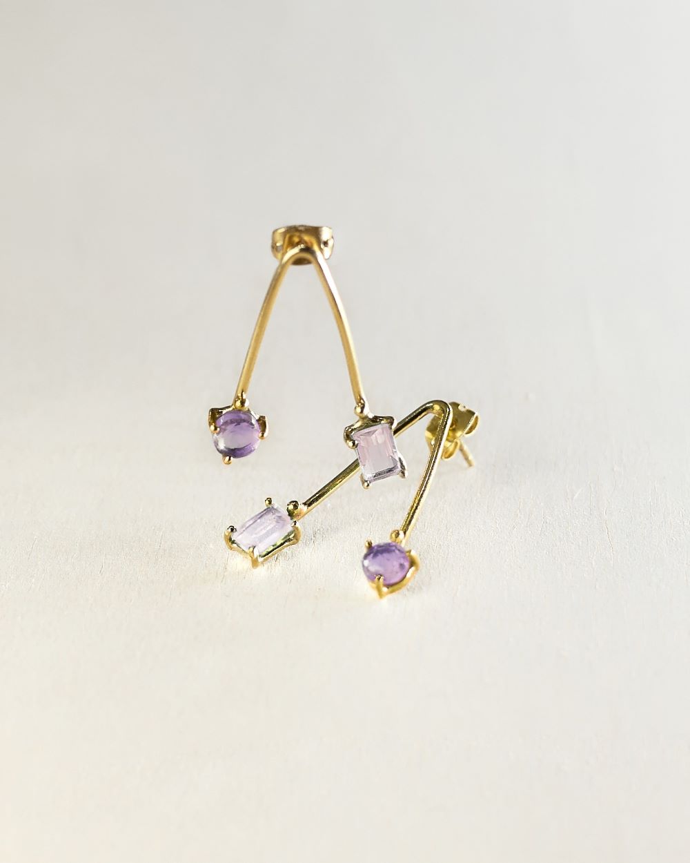 Pendientes artesanales de latón  bañado en oro 18k con piedras amatista y cuarzo rosa. Joyería delicada y moderna para mujer, ideal para regalar o para el día a día
