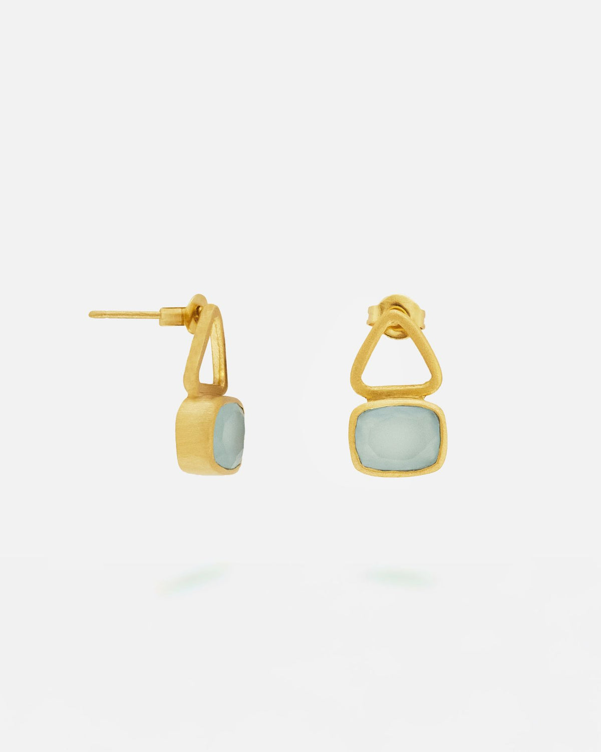 Pendientes en forma geométrica cuadrada y triangular bañados en oro de 18 quilates con piedra semipreciosa incrustada en Aqua de Isla Vurma