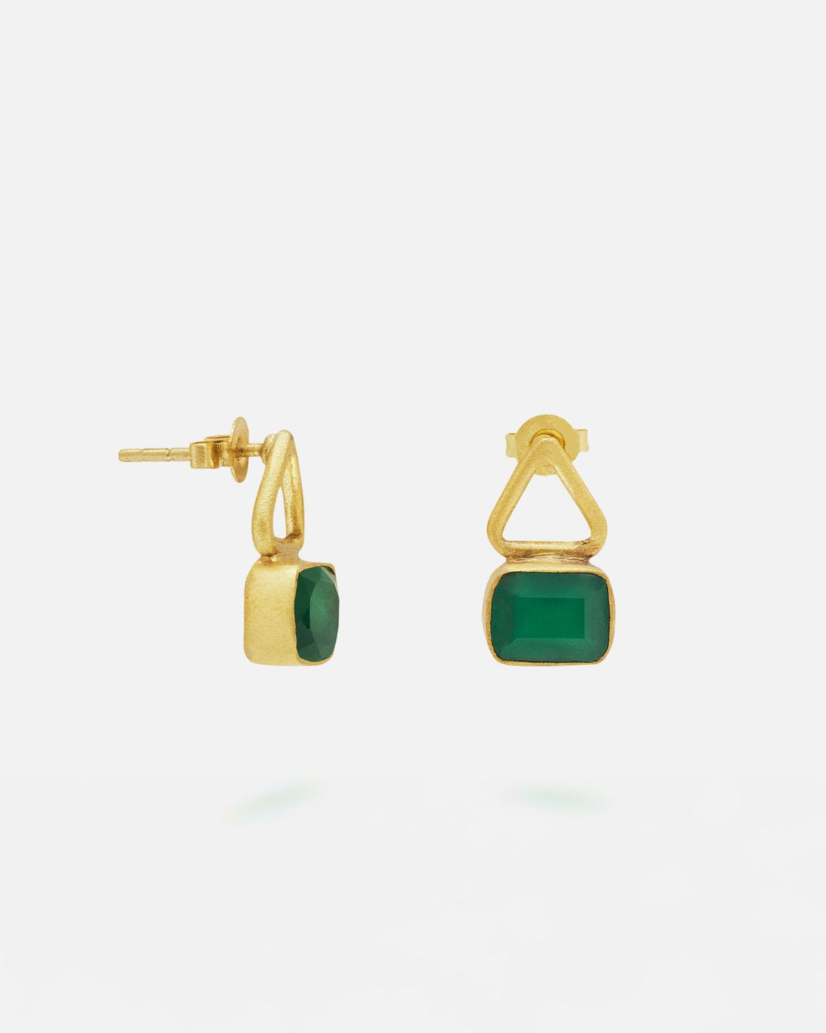 Pendientes en forma geométrica cuadrada y triangular bañados en oro de 18 quilates con piedra semipreciosa incrustada en Ónix Verde de Isla Vurma