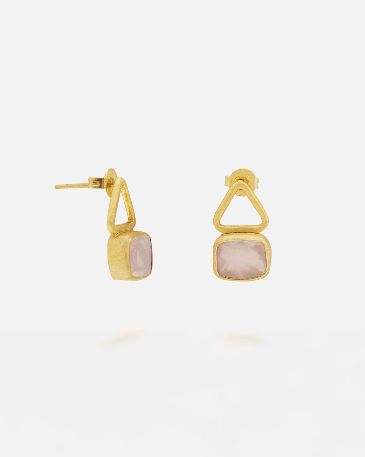 Pendientes en forma geométrica cuadrada y triangular bañados en oro de 18 quilates con piedra semipreciosa incrustada en Cuarzo Rosa de Isla Vurma