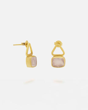 Pendientes en forma geométrica cuadrada y triangular bañados en oro de 18 quilates con piedra semipreciosa incrustada en Cuarzo Rosa de Isla Vurma