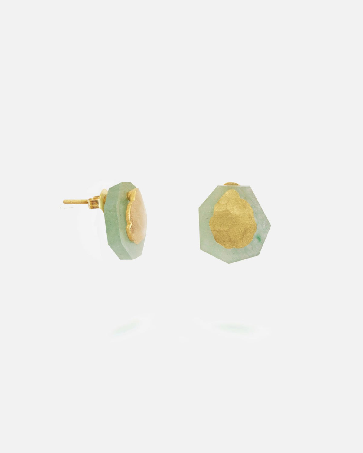 Pendientes dorados con base facetada en piedra Avneturina verde.