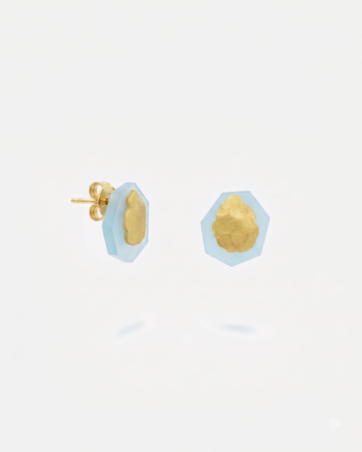 Pendientes de botón en latón bañado en oro 18k con pieza martillada orgánica y base geométrica en piedra semipreciosa Aqua Calcedonia.