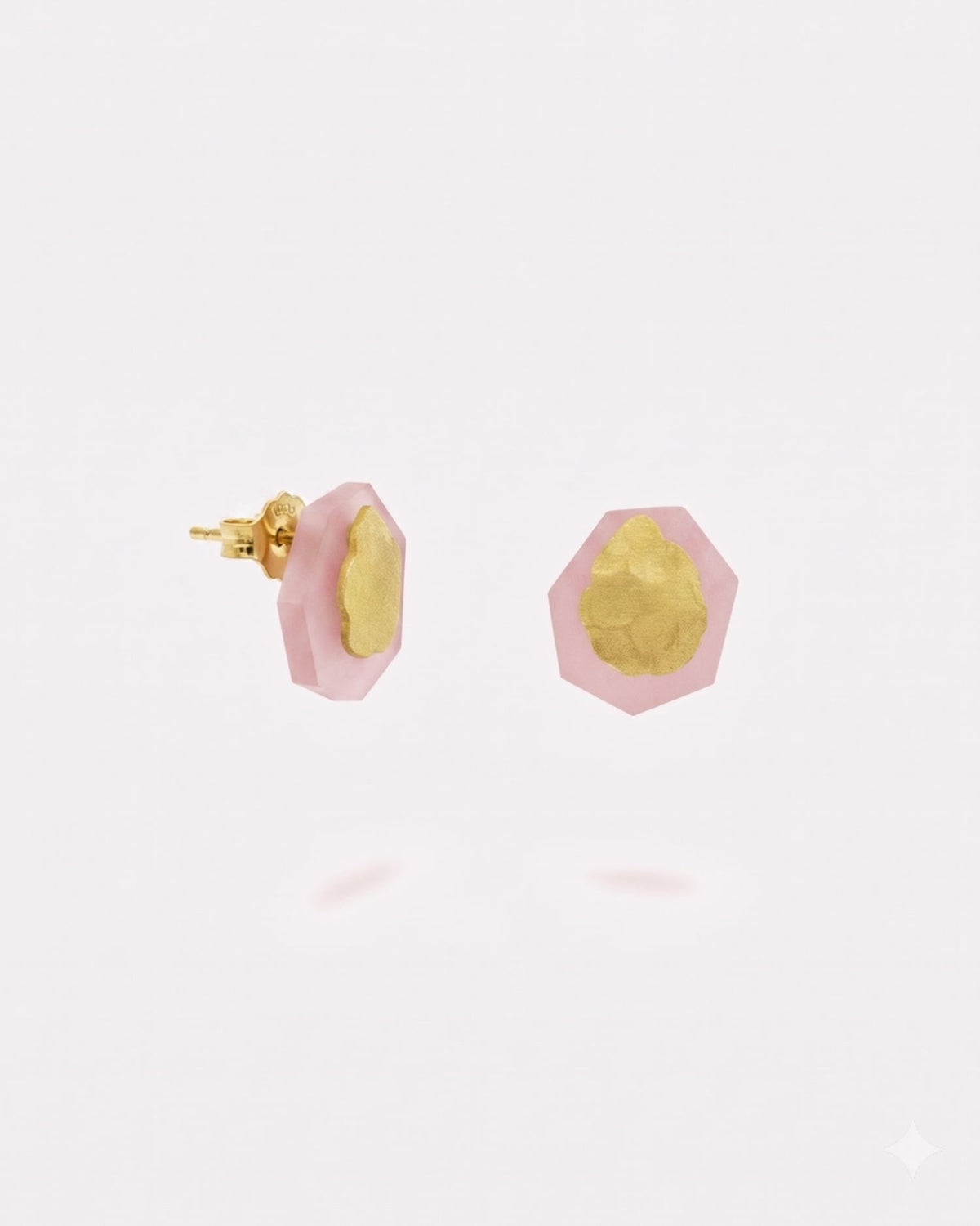 Pendiente pequeño de latón bañado en oro con piedra semipreciosa rosa calcedonia engastada