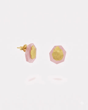 Pendiente pequeño de latón bañado en oro con piedra semipreciosa rosa calcedonia engastada