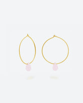 Primer plano de los pendientes en forma de Aro bañado en oro de 18 quilates con piedra semipreciosa Rosa Calcedonia en forma de gota