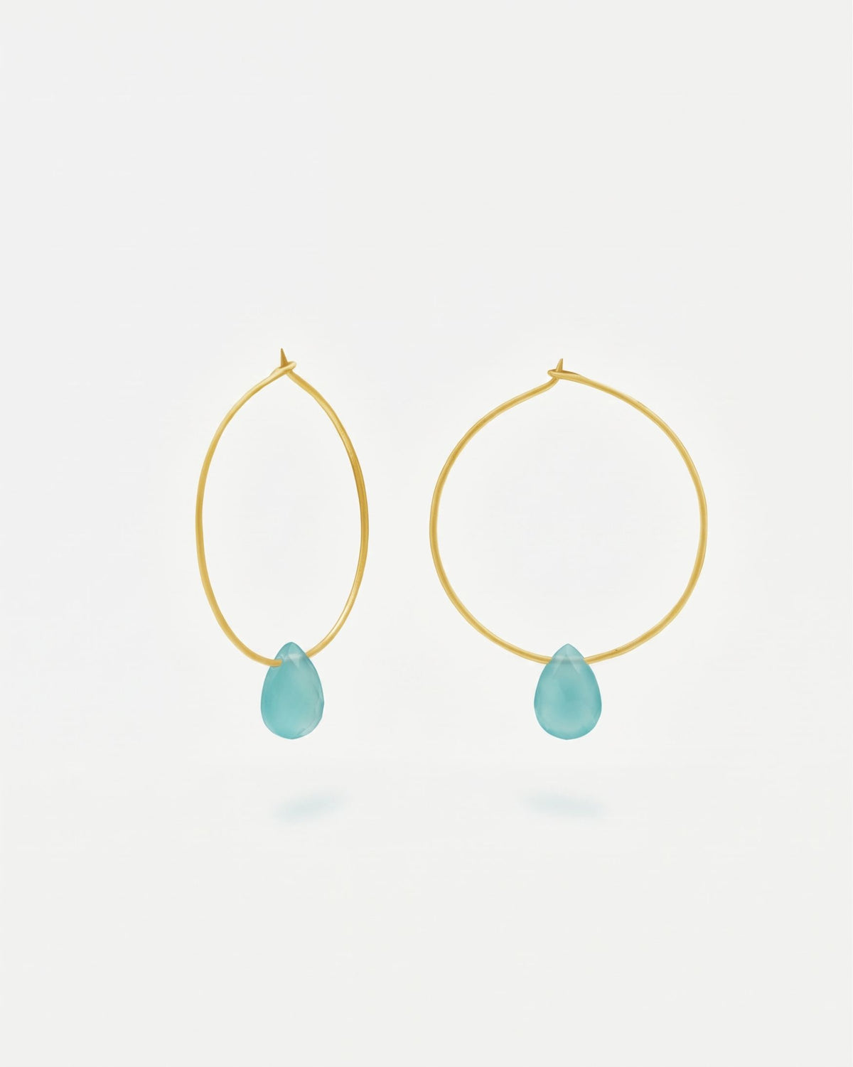 Primer plano de los pendientes en forma de Aro bañado en oro de 18 quilates con piedra semipreciosa Aqua Calcedonia en forma de gota