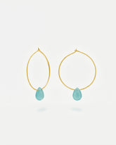 Primer plano de los pendientes en forma de Aro bañado en oro de 18 quilates con piedra semipreciosa Aqua Calcedonia en forma de gota