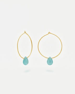 Primer plano de los pendientes en forma de Aro bañado en oro de 18 quilates con piedra semipreciosa Aqua Calcedonia en forma de gota