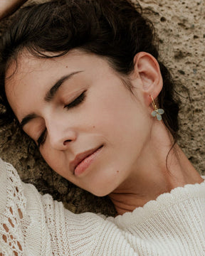 Modelo con pendientes en forma de pétalo con piedra semipreciosa en Aqua Calcedonia incrustada y cierre de gancho abierto de Isla Vurma
