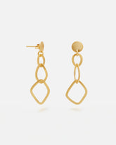 Primer plano de los pendientes geométricos largos bañados en oro de 18k de Isla Vurma