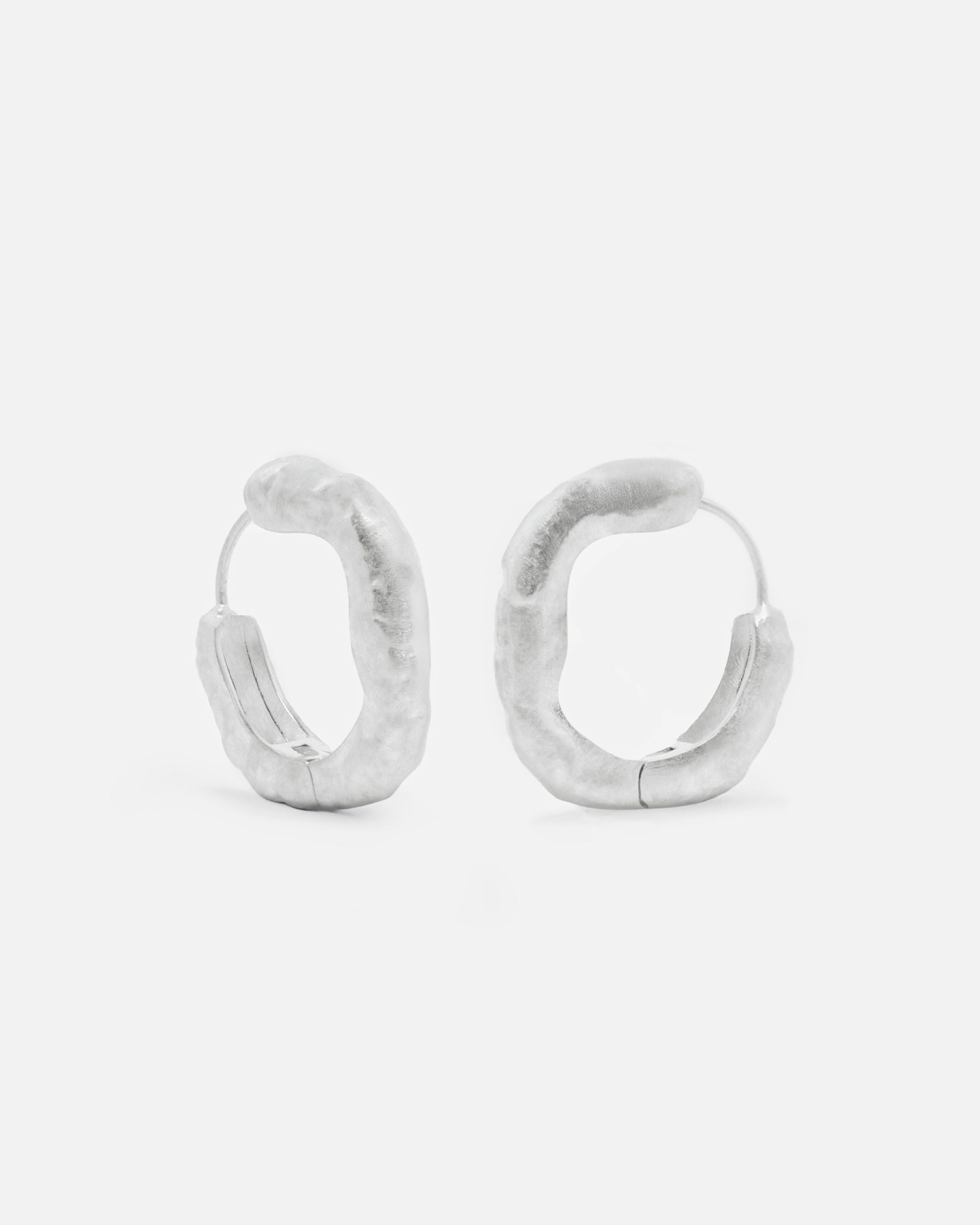 Primer plano de los pendientes gruesos circulares irregulares bañados en plata 925 de Isla Vurma