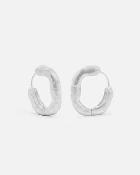 Primer plano de los pendientes gruesos circulares irregulares bañados en plata 925 de Isla Vurma