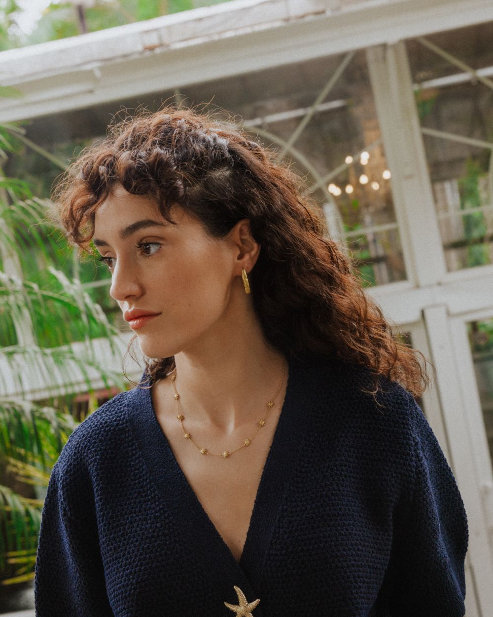 Modelo llevando los pendientes gruesos circulares irregulares bañados en oro de 18k de Isla Vurma